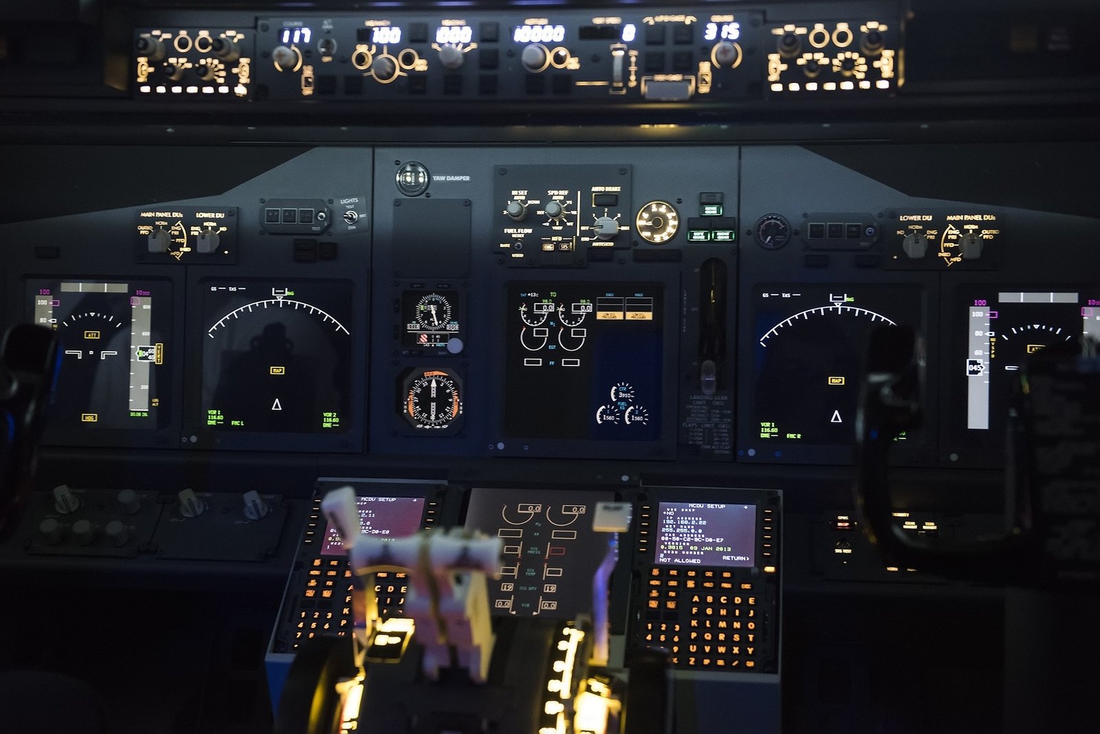 airplane-562590_1920